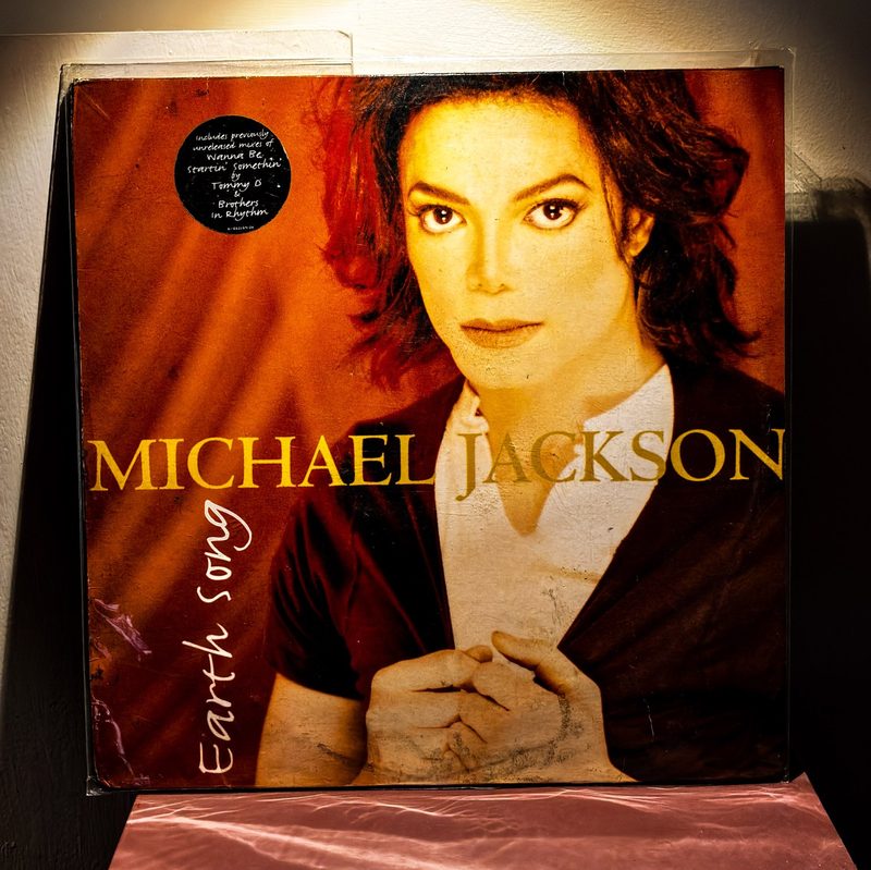 Michael Jackson — Earth Song / Wanna Be Startin' Somethin' (Front)